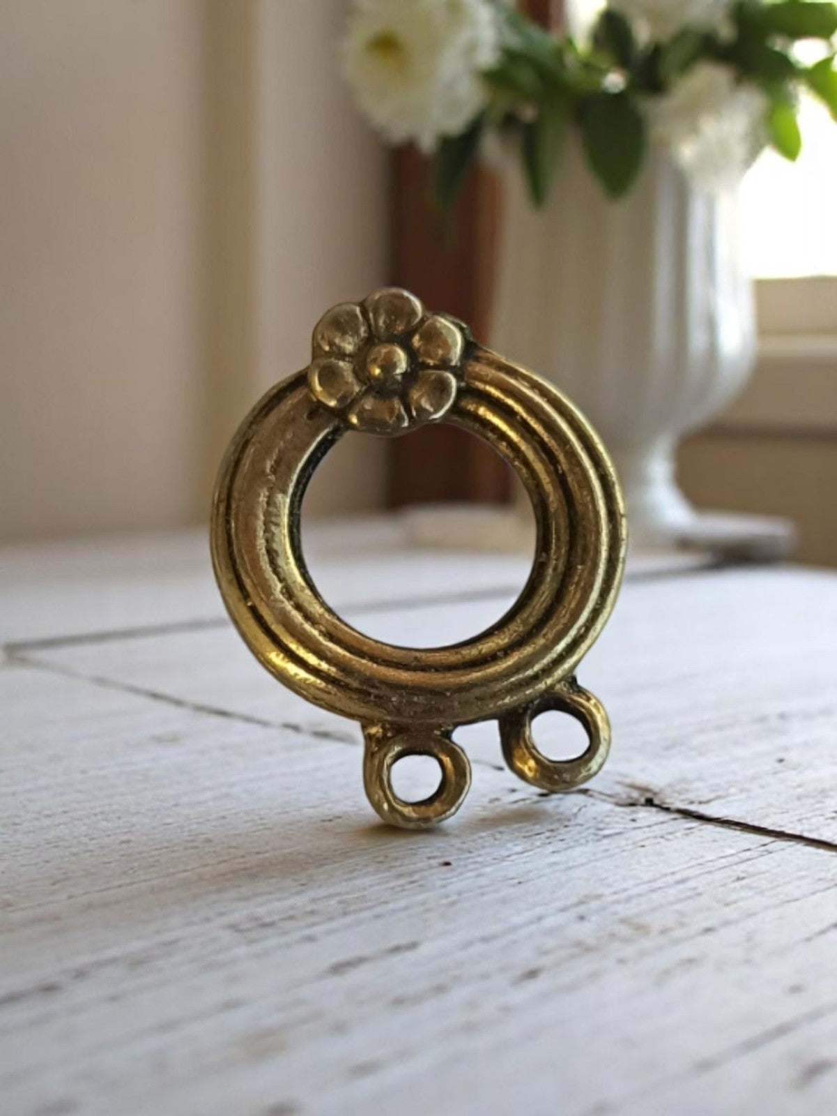 Pendentif vintage rond métal doré fleur années 50 rétro deadstock