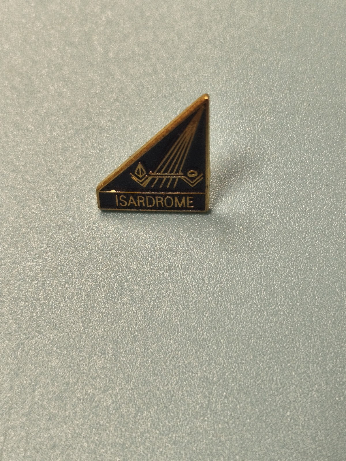 Vintage pin's Isardrome triangle noir doré collection aviation (Ref 15)
