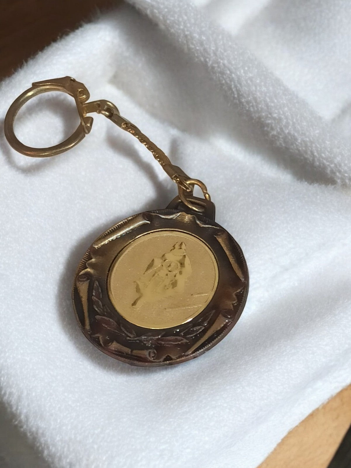 Porte-clés ancien vintage doré médaillon religieux rétro accessoire d’occasion