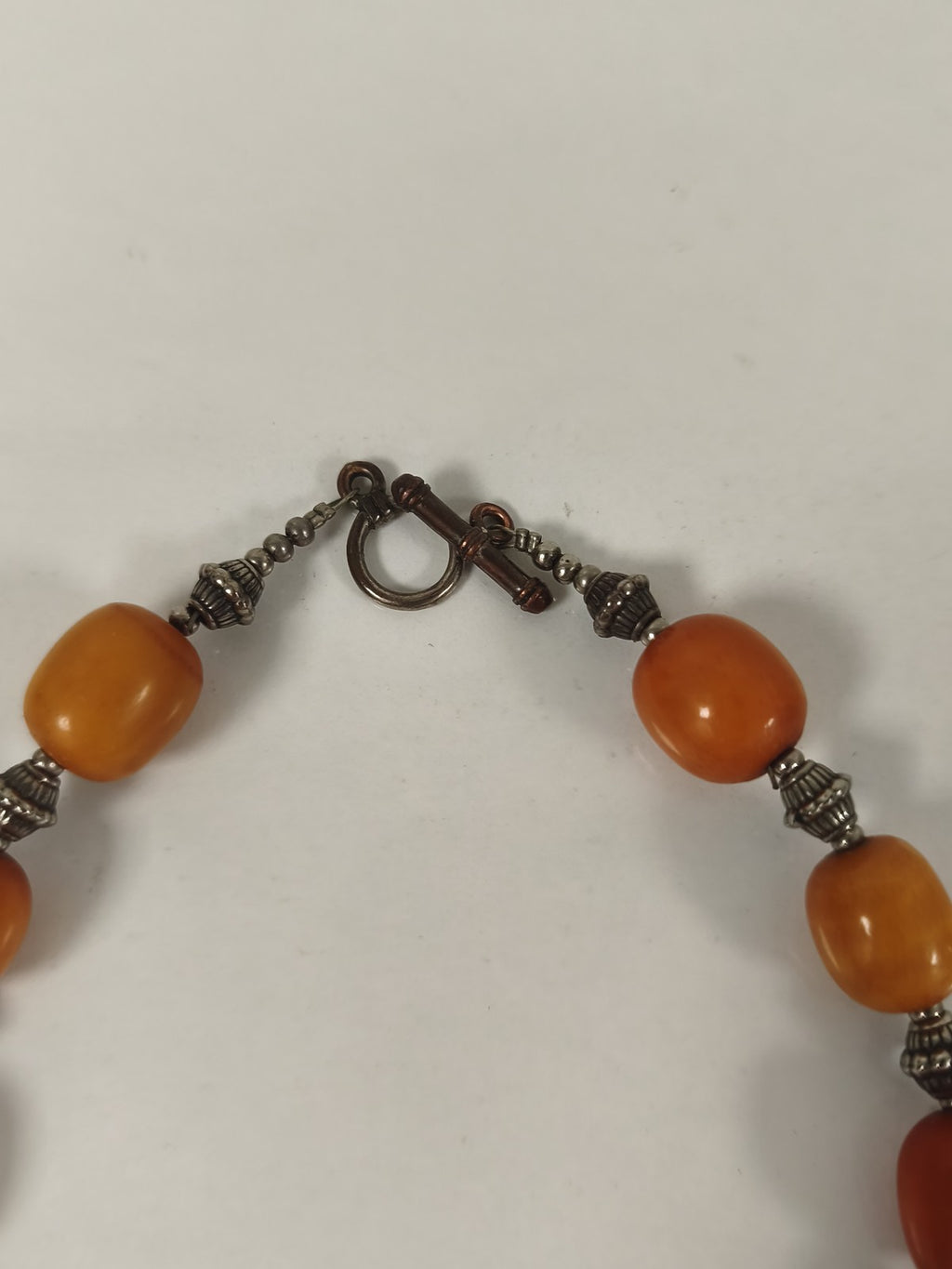 Grand collier yéménite antique argent, bakélite orange, fermoir T