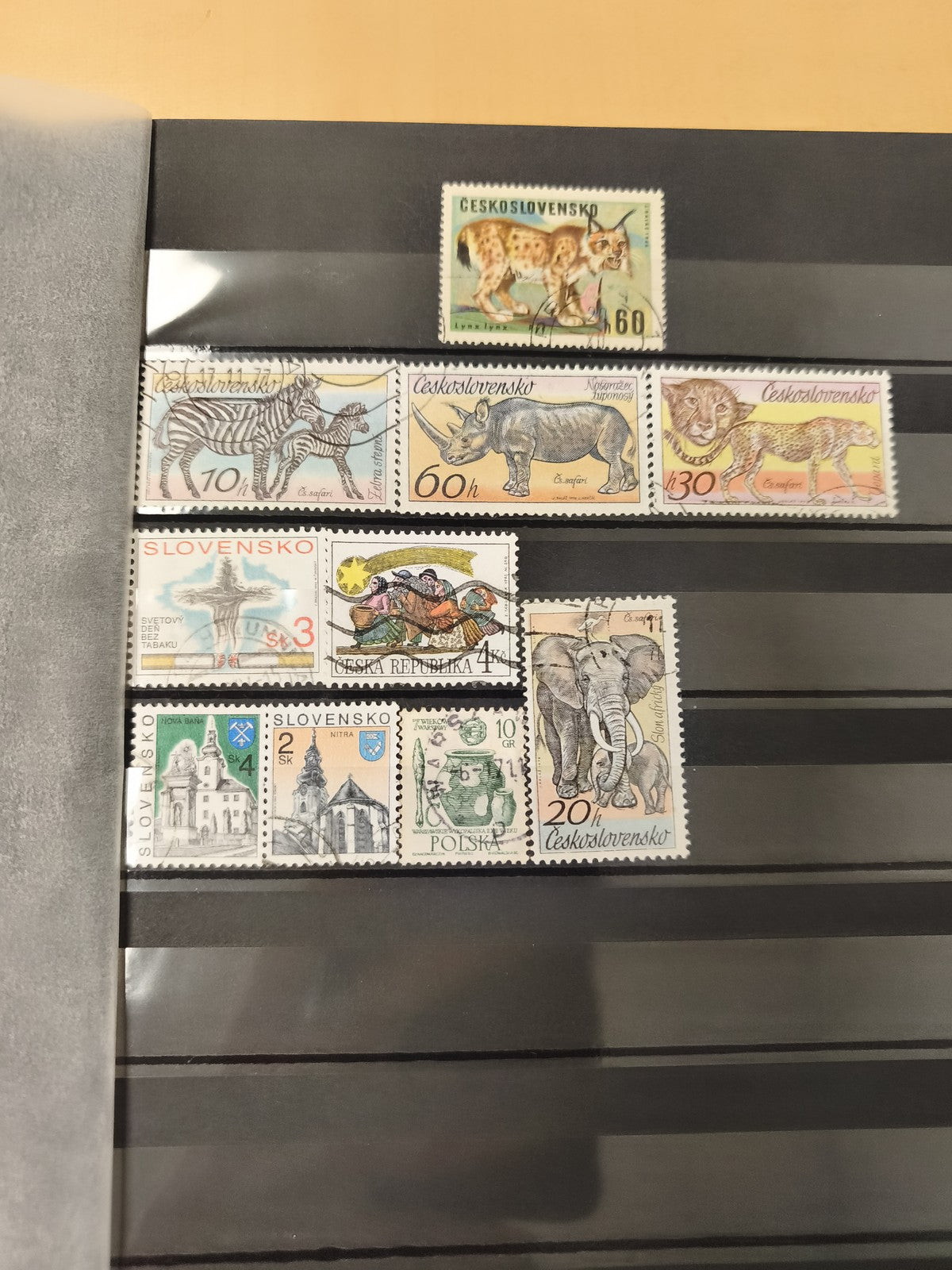 Lot timbres animaliers et monuments d?Europe de l?Est, d?occasion, support exclu