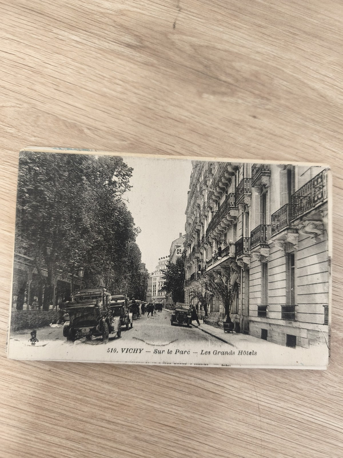 Ancienne carte postale Vichy Les Grands Hôtels sur le Parc noir et blanc vintage