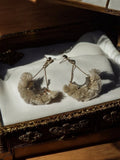Boucles d’oreilles fantaisie vintage, pampilles tissu beige, style bohème ancien