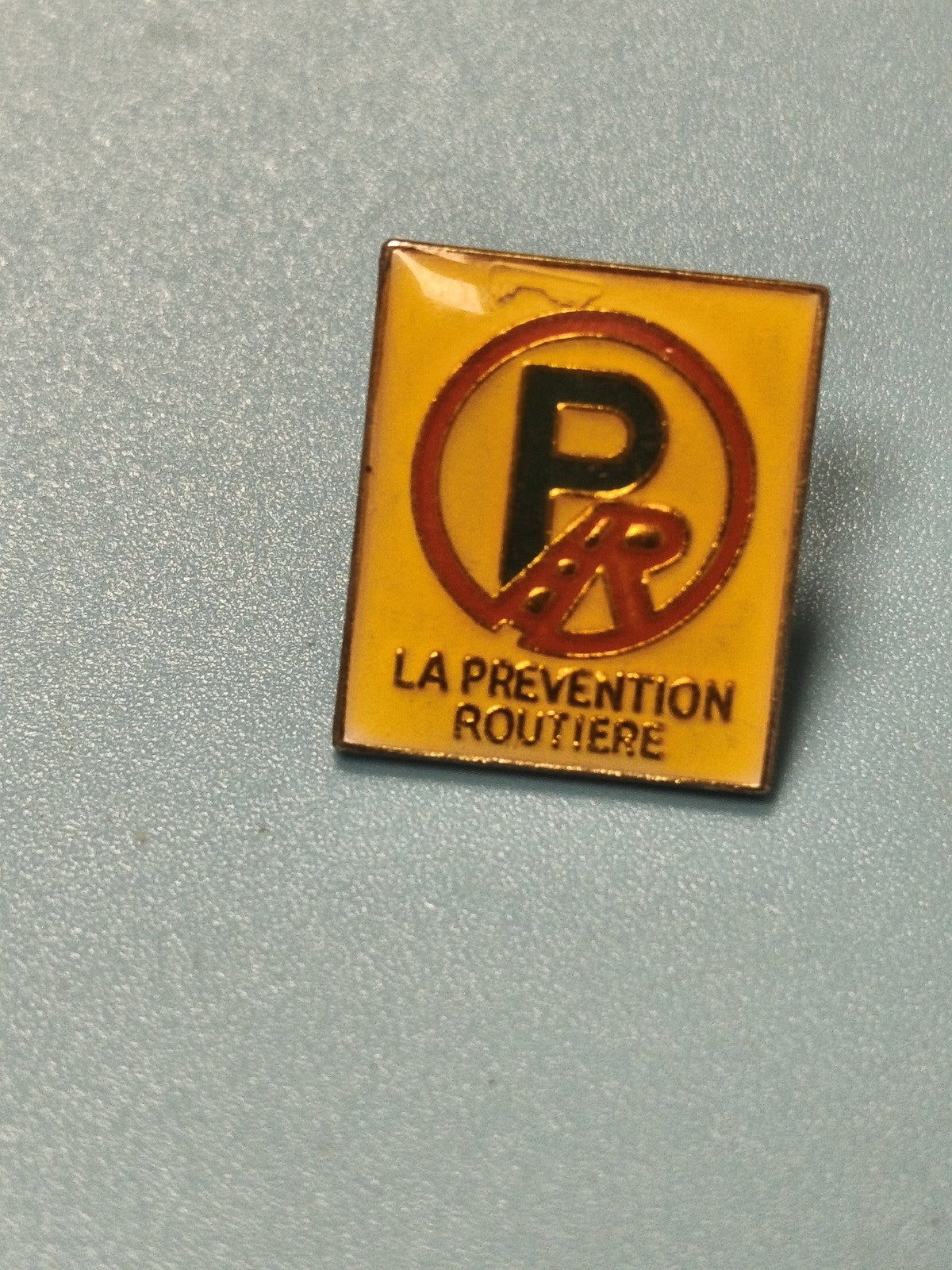 Vintage pin's La Prévention Routière jaune logo PR sécurité routière ancien