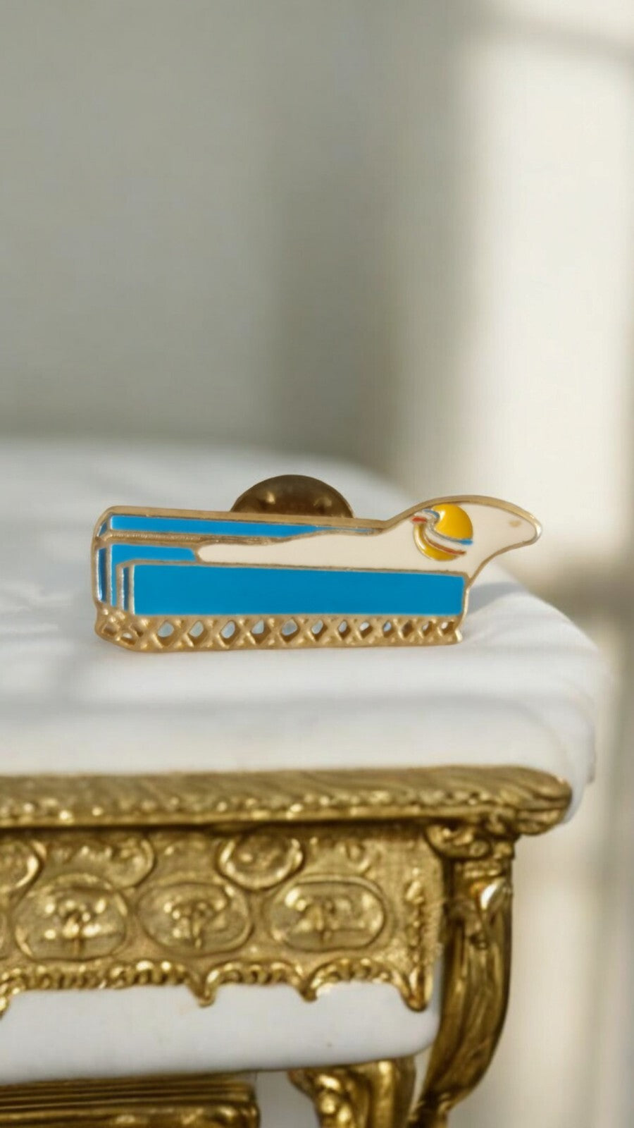 Pin's vintage Marseille barque stylisée bleu doré badge ancien