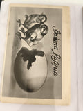 Carte postale ancienne CPA poussins œuf cassé dessin noir et blanc signature