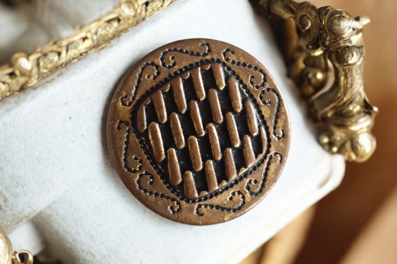 Bouton Français en Métal Doré - Design Traditionnel