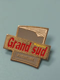 Pin's vintage Grand Sud Magazine Aventure, badge ancien collection (Ref 3)