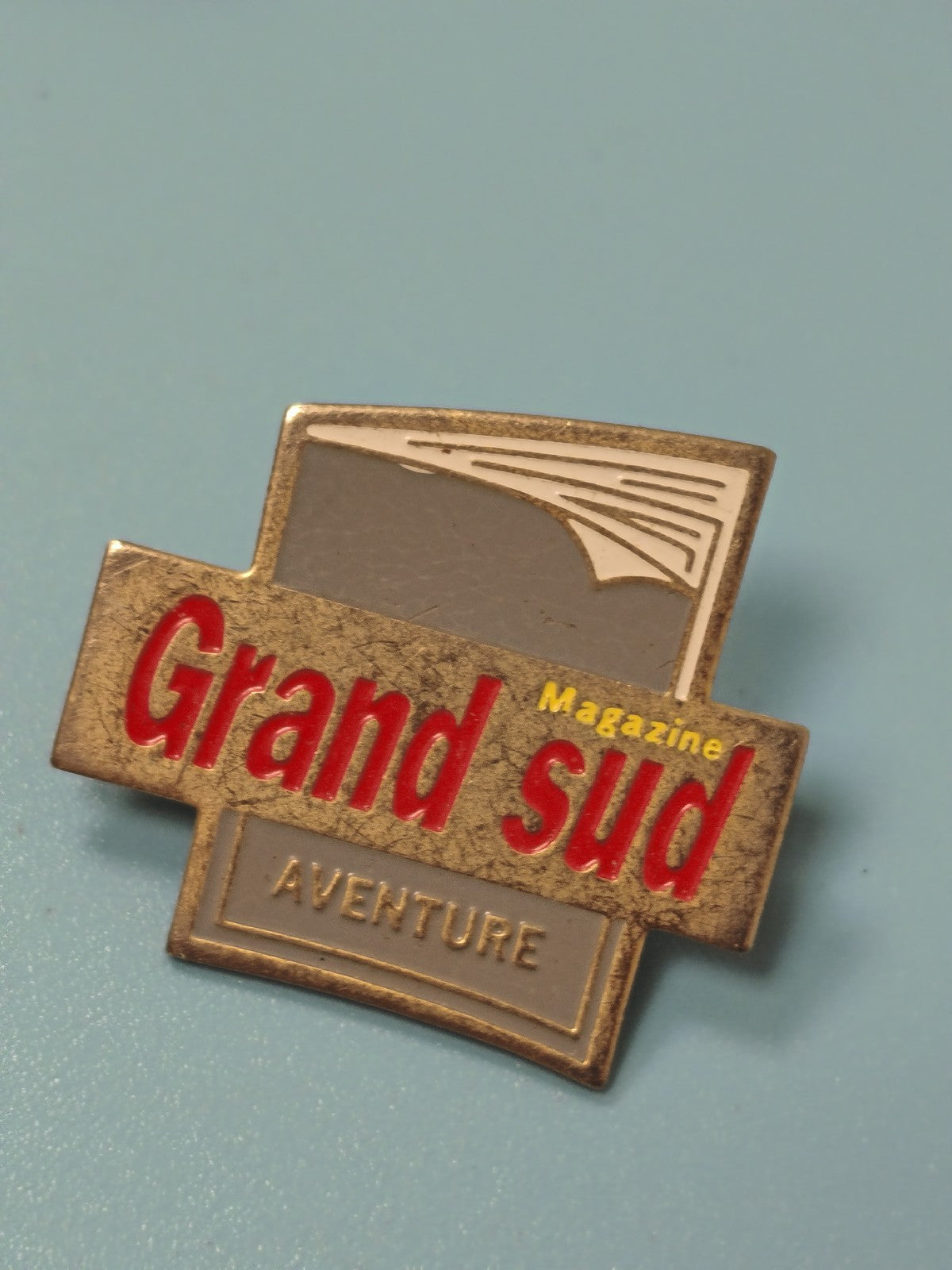 Pin's vintage Grand Sud Magazine Aventure, badge ancien collection (Ref 3)