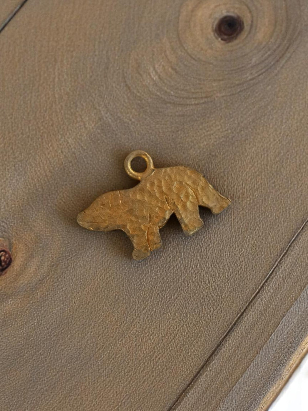Pendentif ours vintage métal martelé années 50, bijou animalier rétro