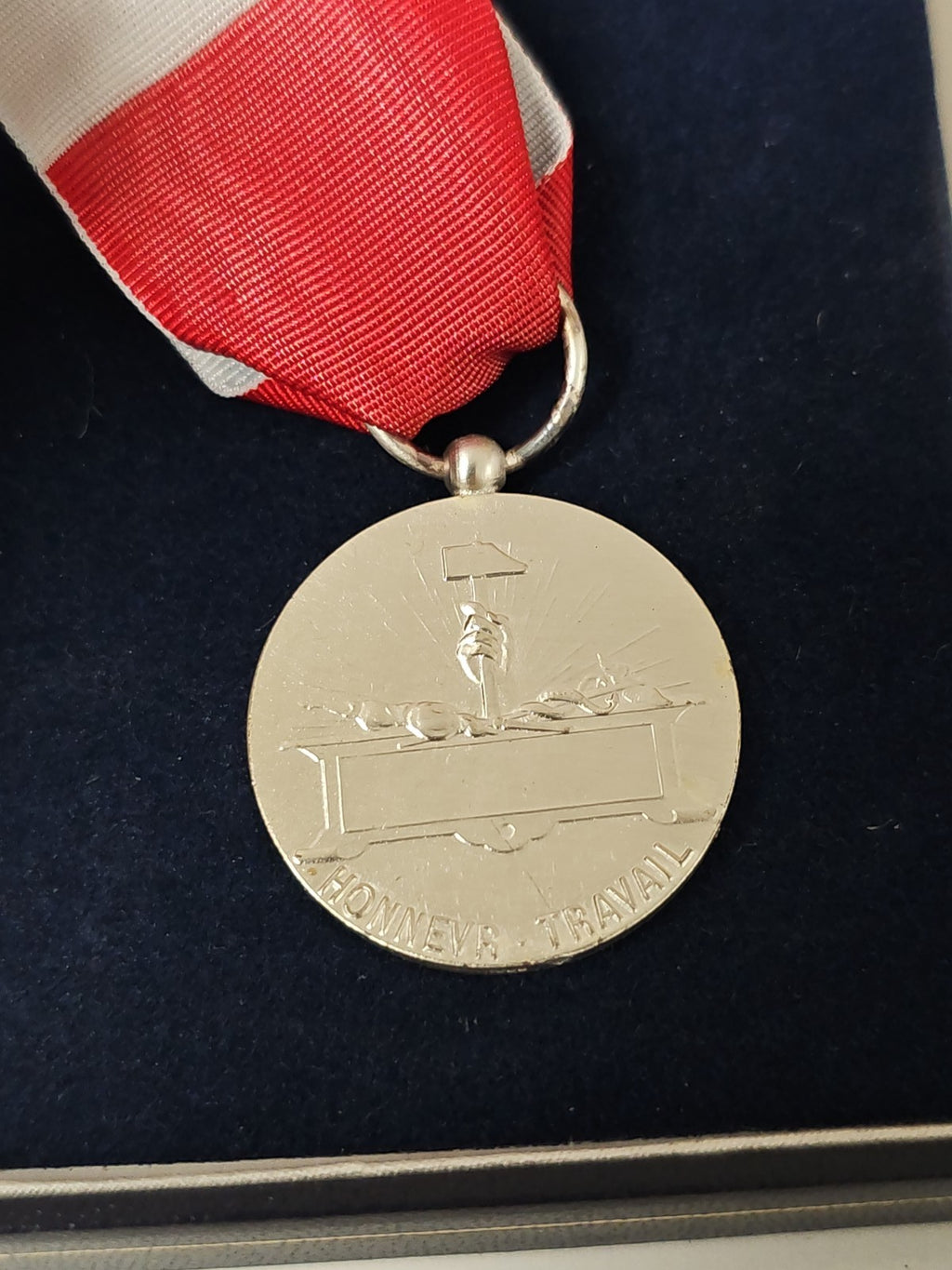 Médaille d?honneur du travail ancienne en bronze vintage récompense ouvrière col
