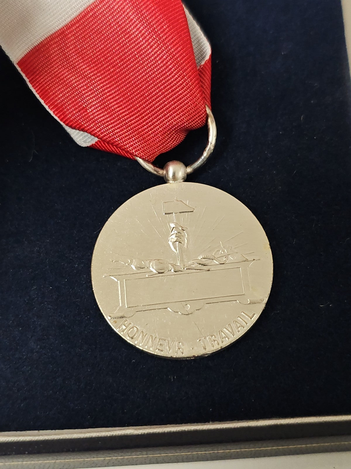 Médaille d?honneur du travail ancienne en bronze vintage récompense ouvrière col