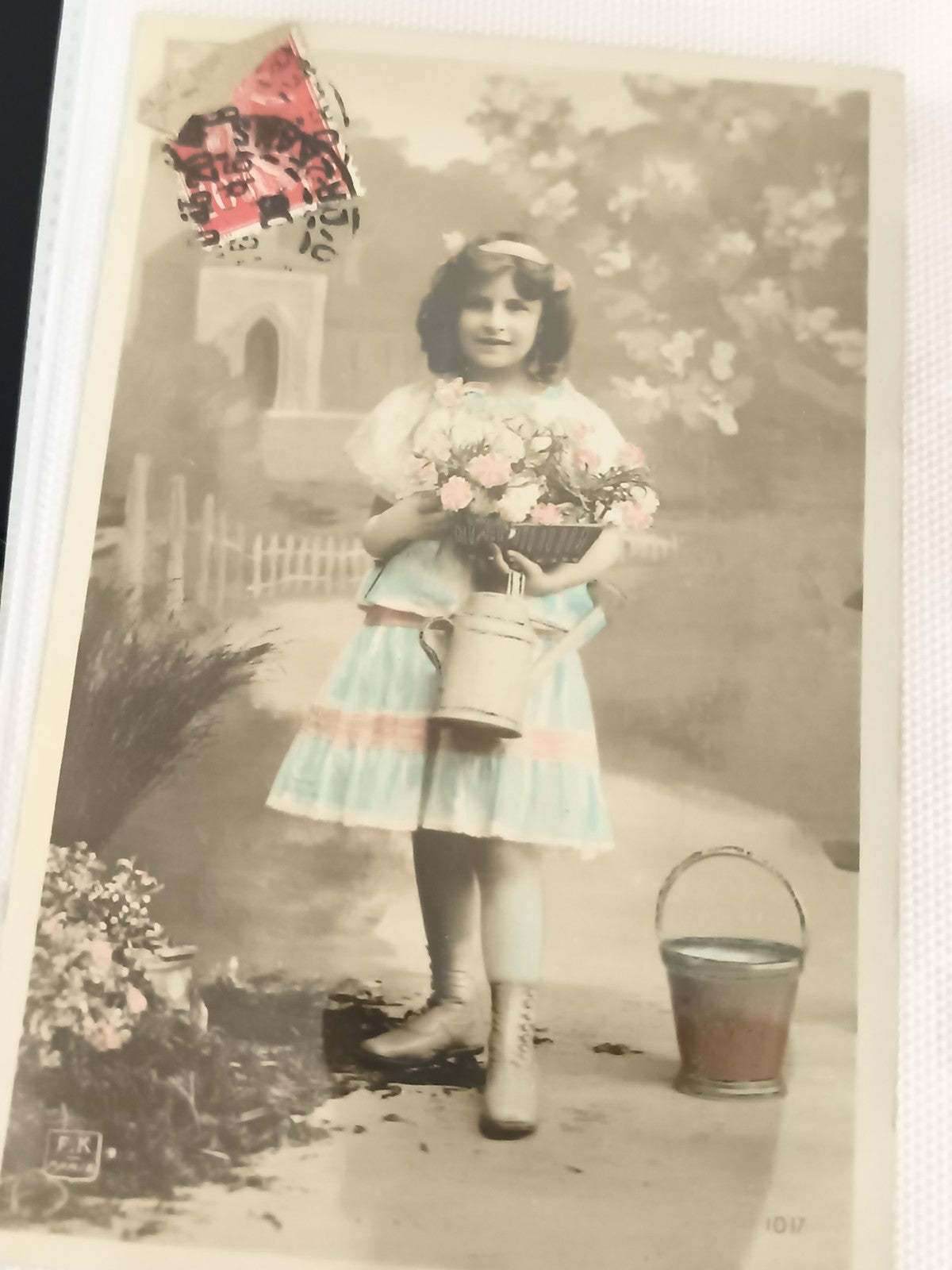 Carte postale ancienne fillette fleurs colorisée vintage CPA début XXe