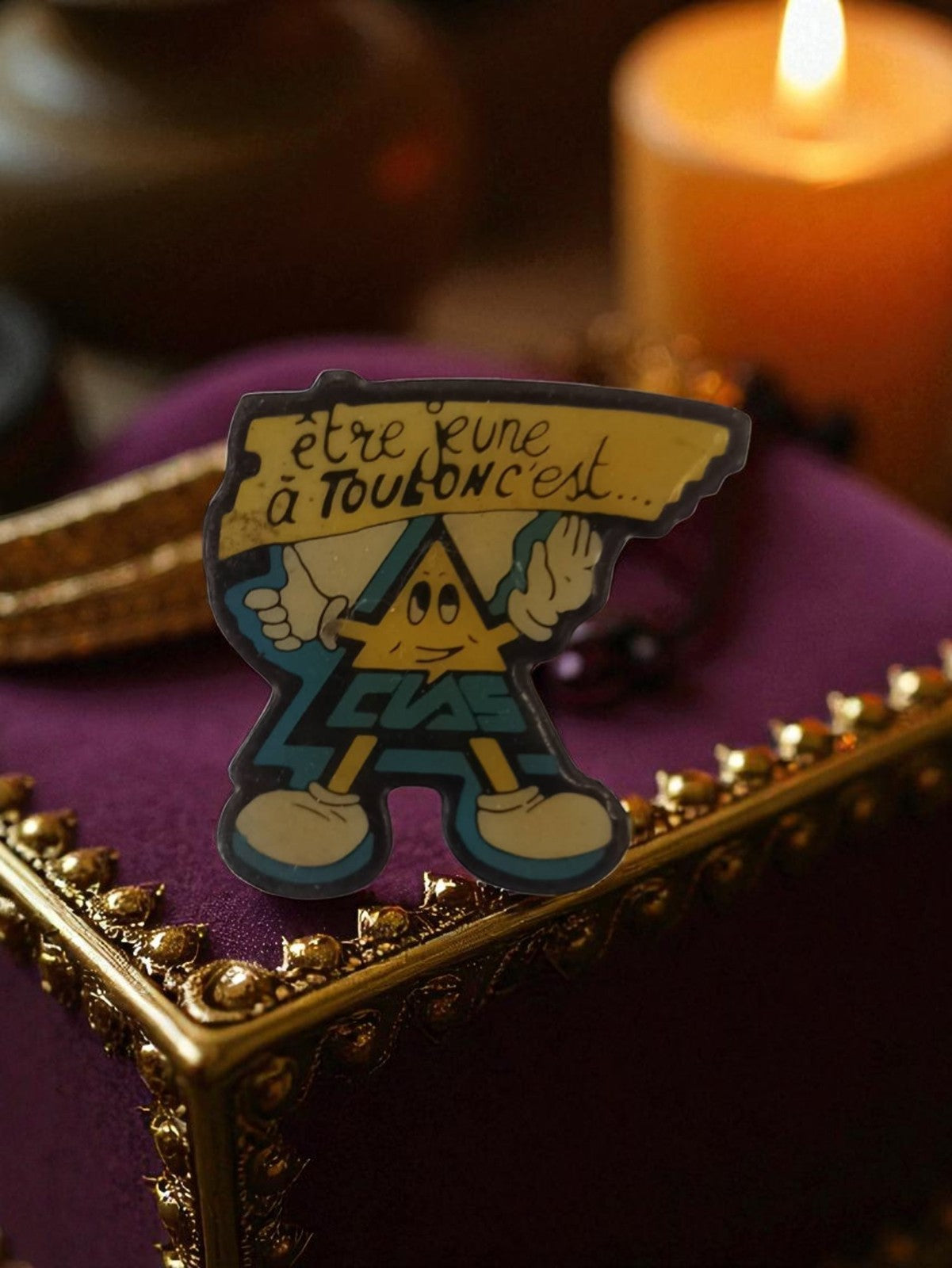 Pin's ancien Toulon CLAS vintage mascotte jaune badge rétro publicitaire