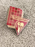 Pin's vintage Clairefontaine carnet écolier rouge logo triangle années 90 (Ref 5