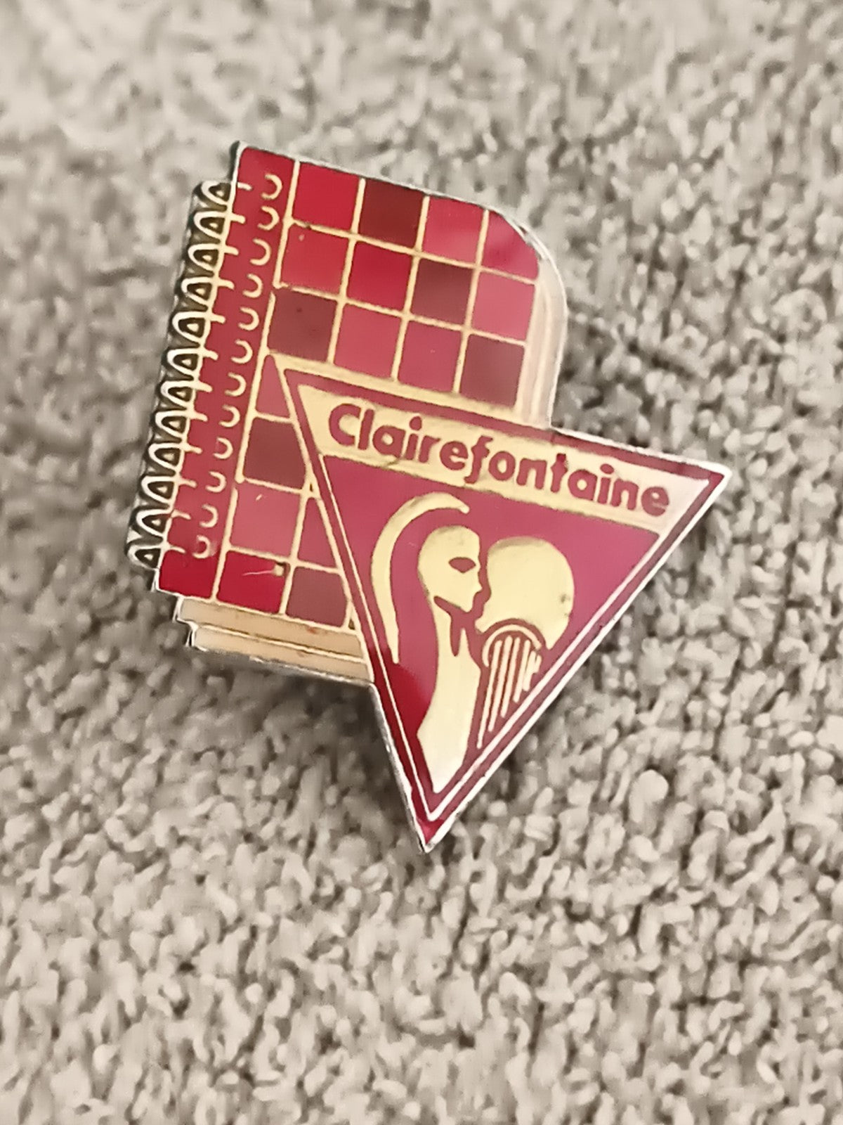 Pin's vintage Clairefontaine carnet écolier rouge logo triangle années 90 (Ref 5