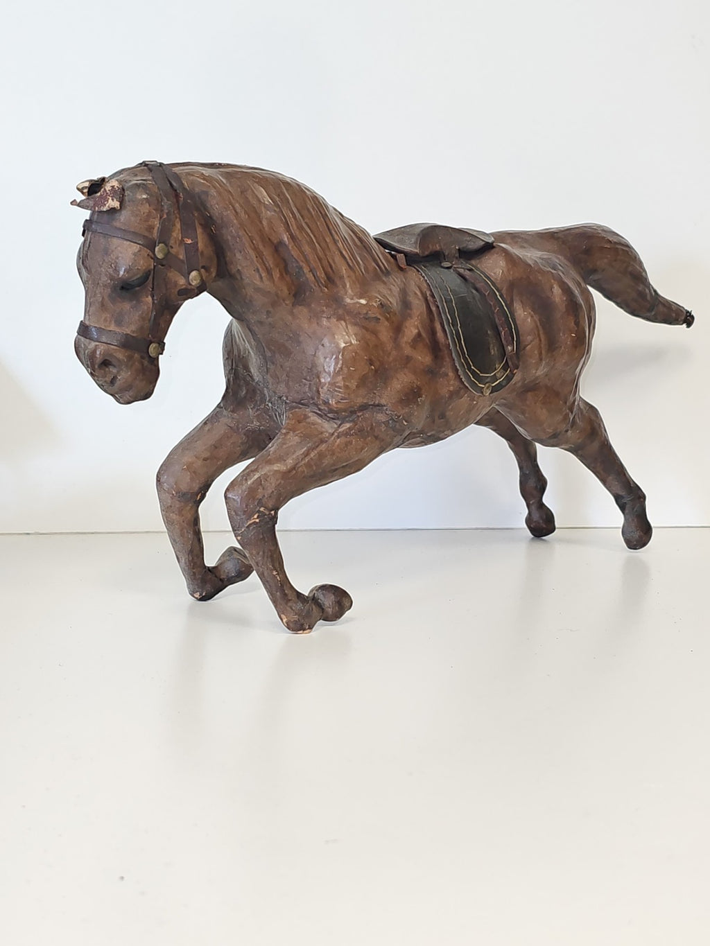 Figurine cheval ancien en cuir vintage années 70 déco rétro collection équestre