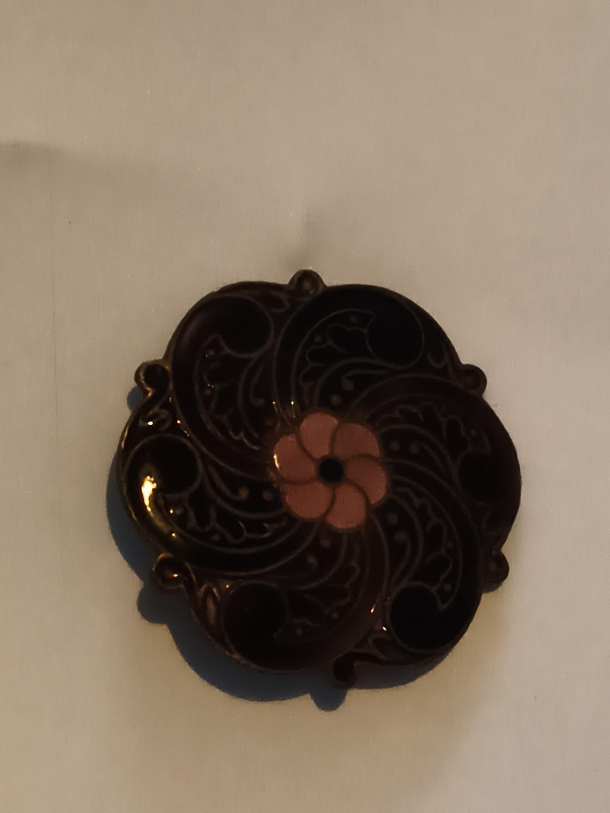 Broche vintage fleur émaillée noire et rose, motif stylisé rétro