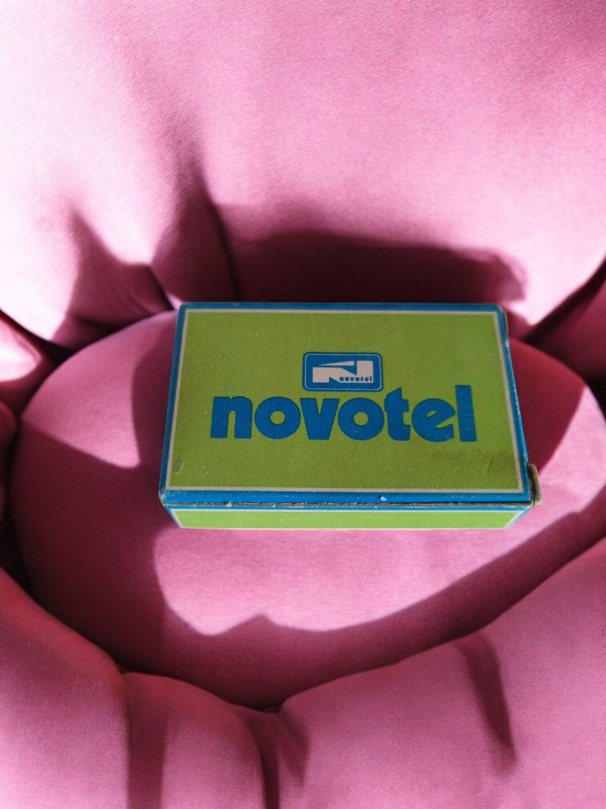 Savon d’hôtel vintage Novotel années 70 – boîte verte rétro collector