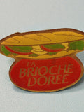 Pin's vintage La Brioche Dorée sandwich publicitaire ancien collection