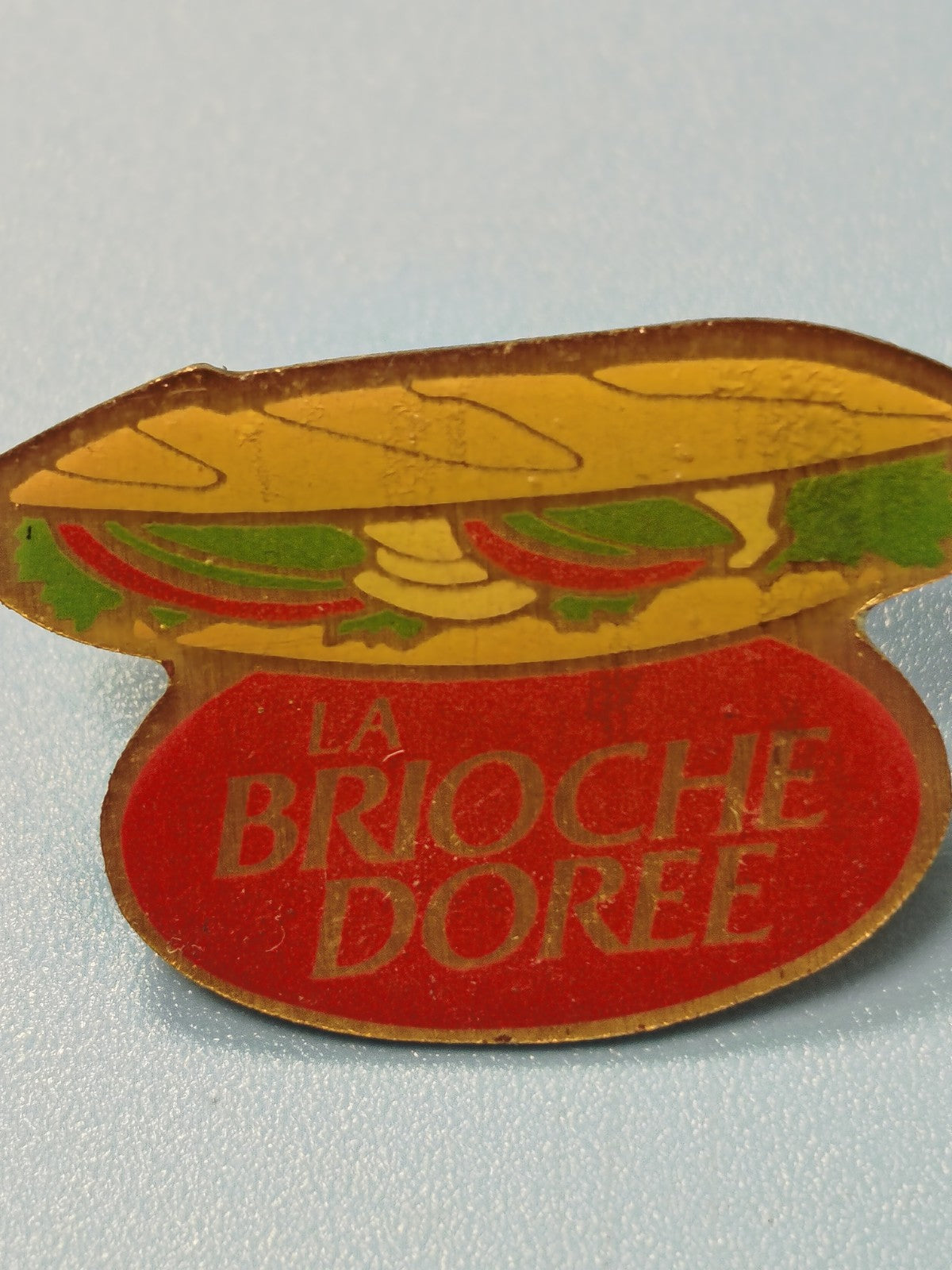 Pin's vintage La Brioche Dorée sandwich publicitaire ancien collection