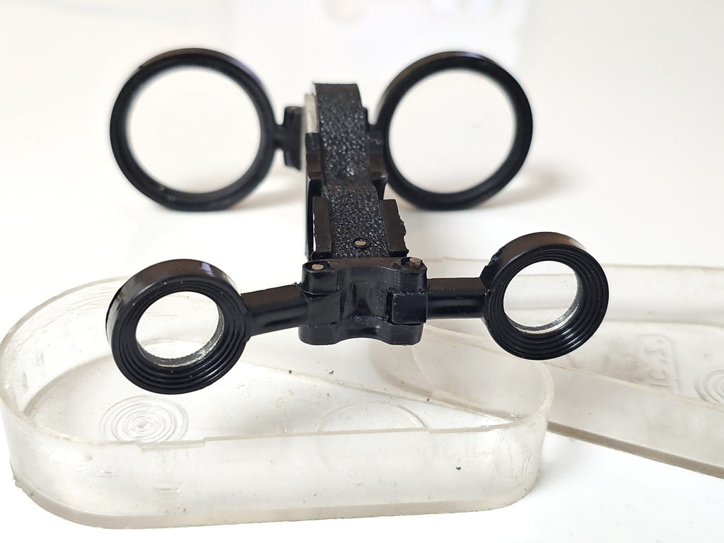 Kit de survie vintage ancien avec boussole et loupe, équipement rétro collection