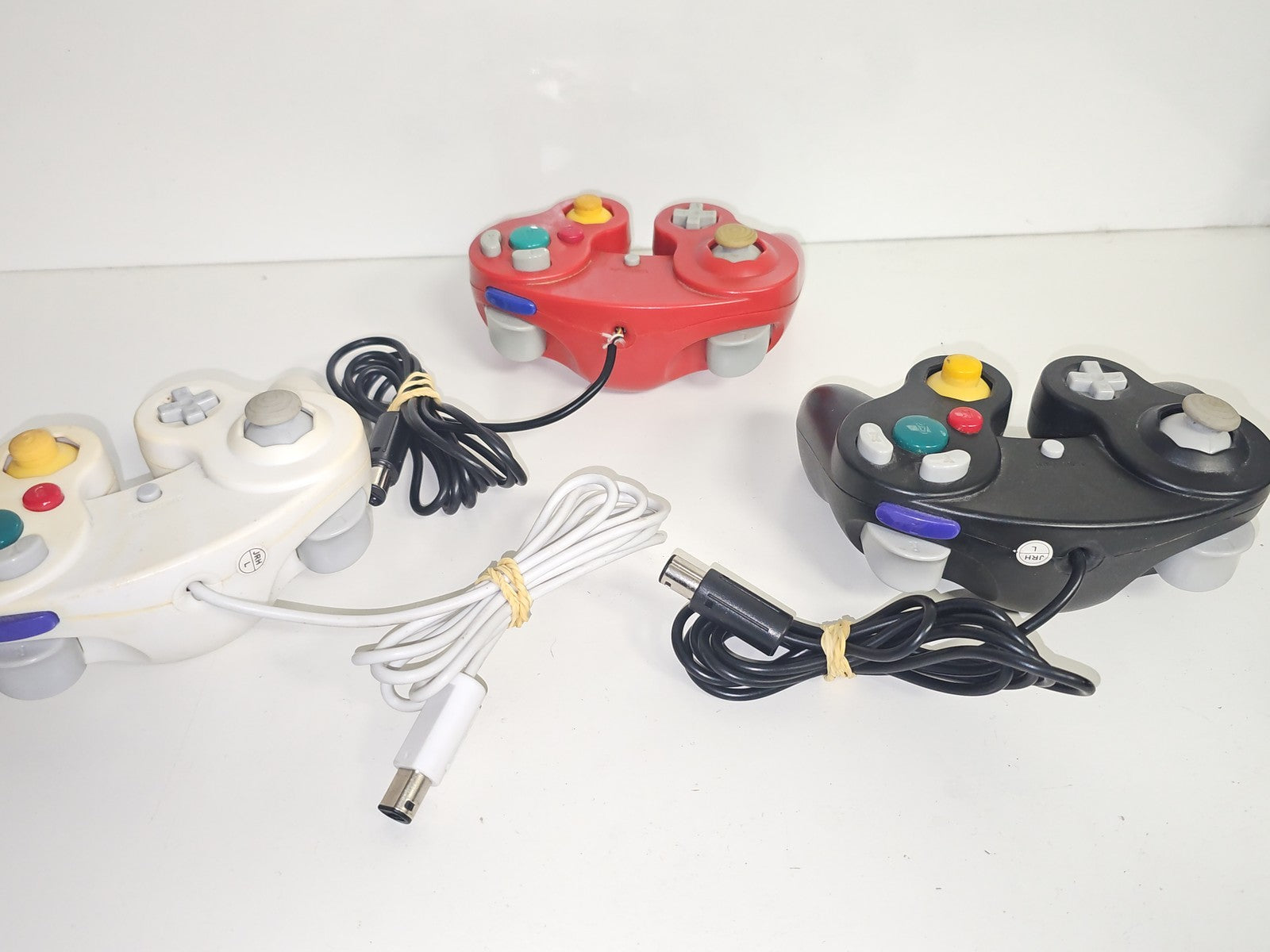 Lot 3 manettes filaires compatibles Gamecube génériques non testées en l'état