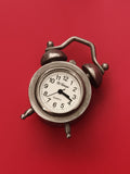 Mini réveil vintage Le Temps quartz style rétro métal gris