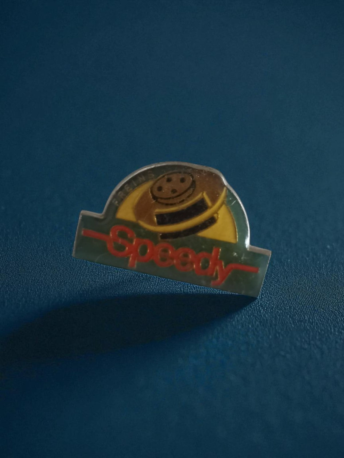 Pin's publicitaire vintage Speedy logo rétro ancien objet pub