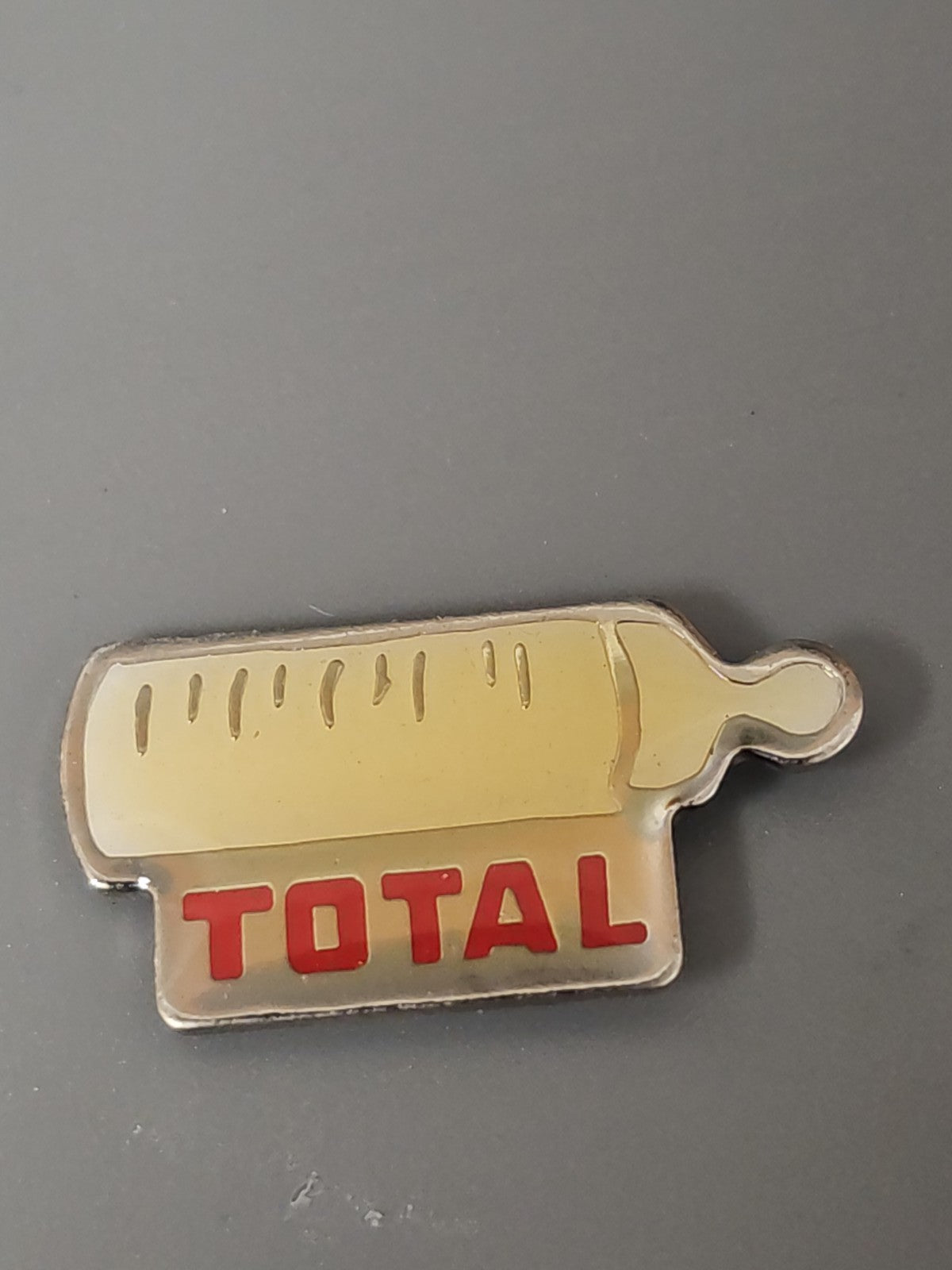 Pin's ancien rétro Total, badge publicitaire vintage, collection automobilia Fra