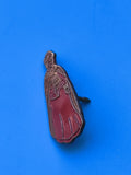 Pin's vintage personnage capé rouge émaillé ancien collection (Ref 8)