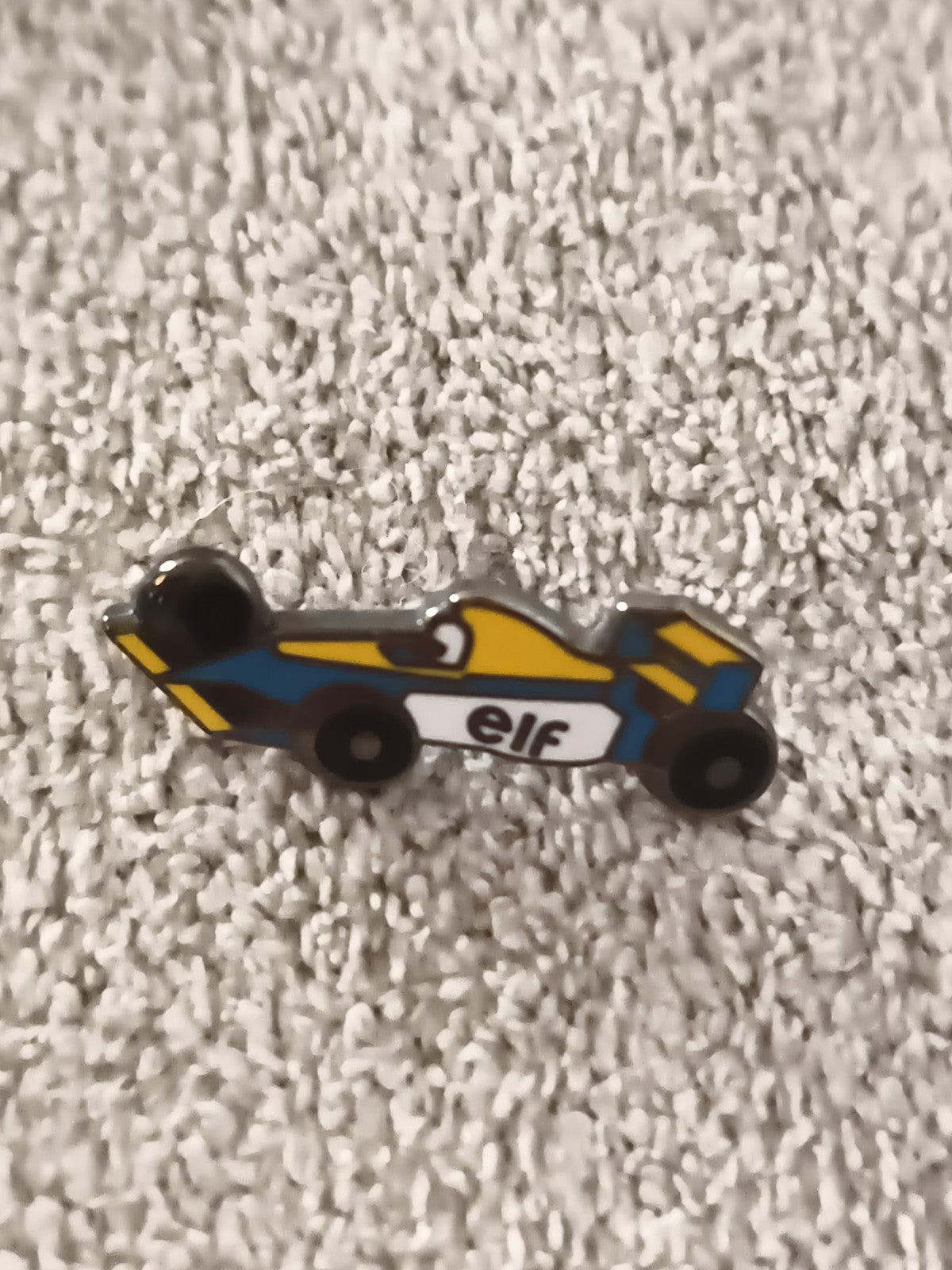 Pin's vintage Formule 1 ELF voiture bleu jaune émaillé années 80-90 (Ref 6)