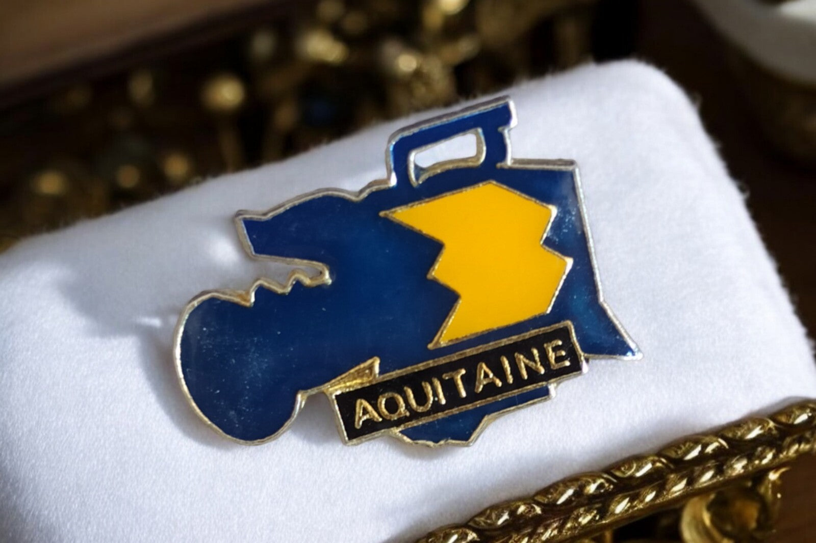Pin's rétro Aquitaine émaillé bleu jaune – badge souvenir vintage France