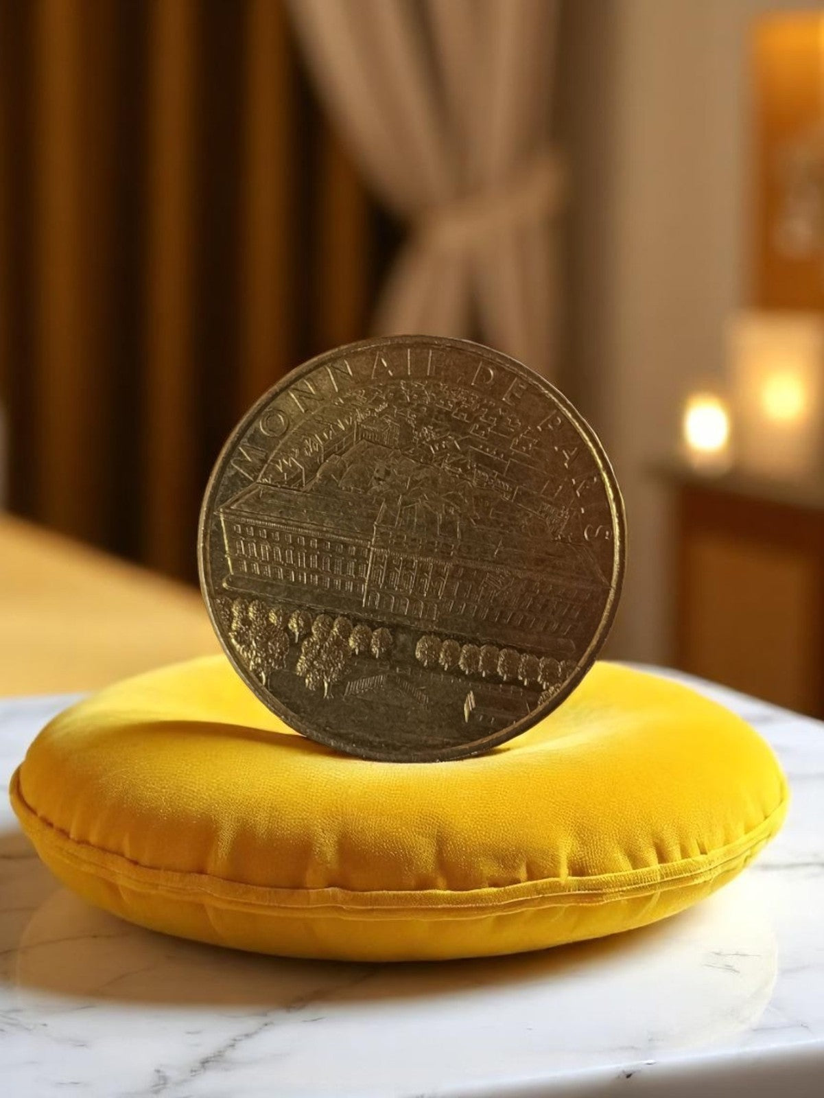 Médaille vintage Monnaie de Paris, bâtiment gravé, aspect doré, jeton souvenir