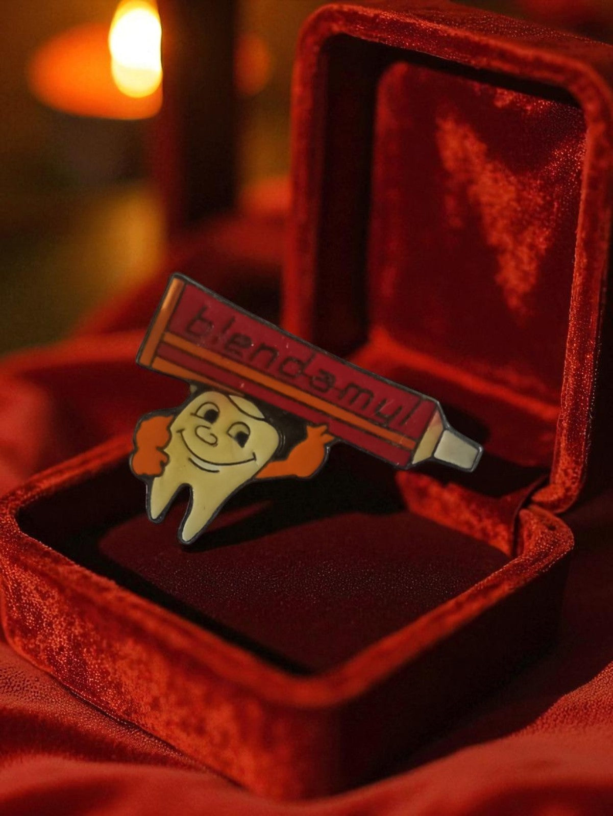Pin's publicitaire Blendamyl vintage ancien badge rétro tube dentifrice