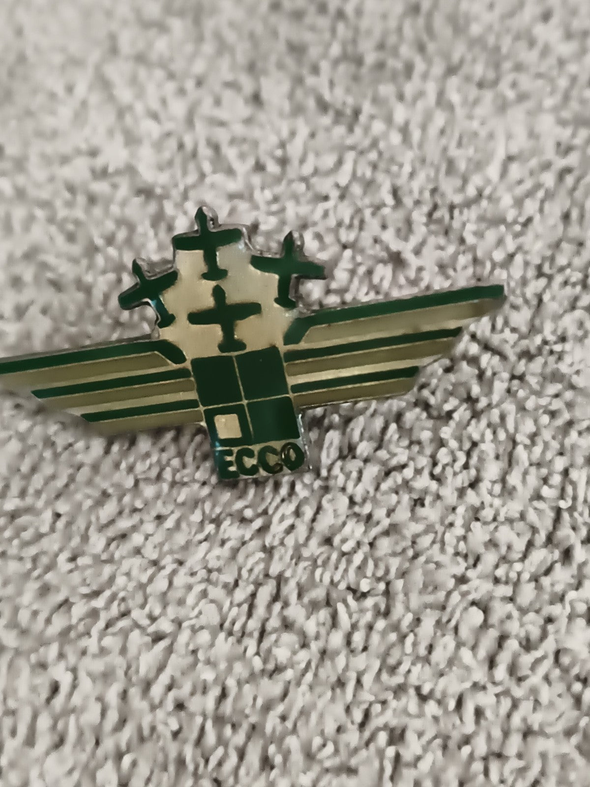 Pin's vintage ECCO avion stylisé vert doré aviation ancien badge (Ref 5)