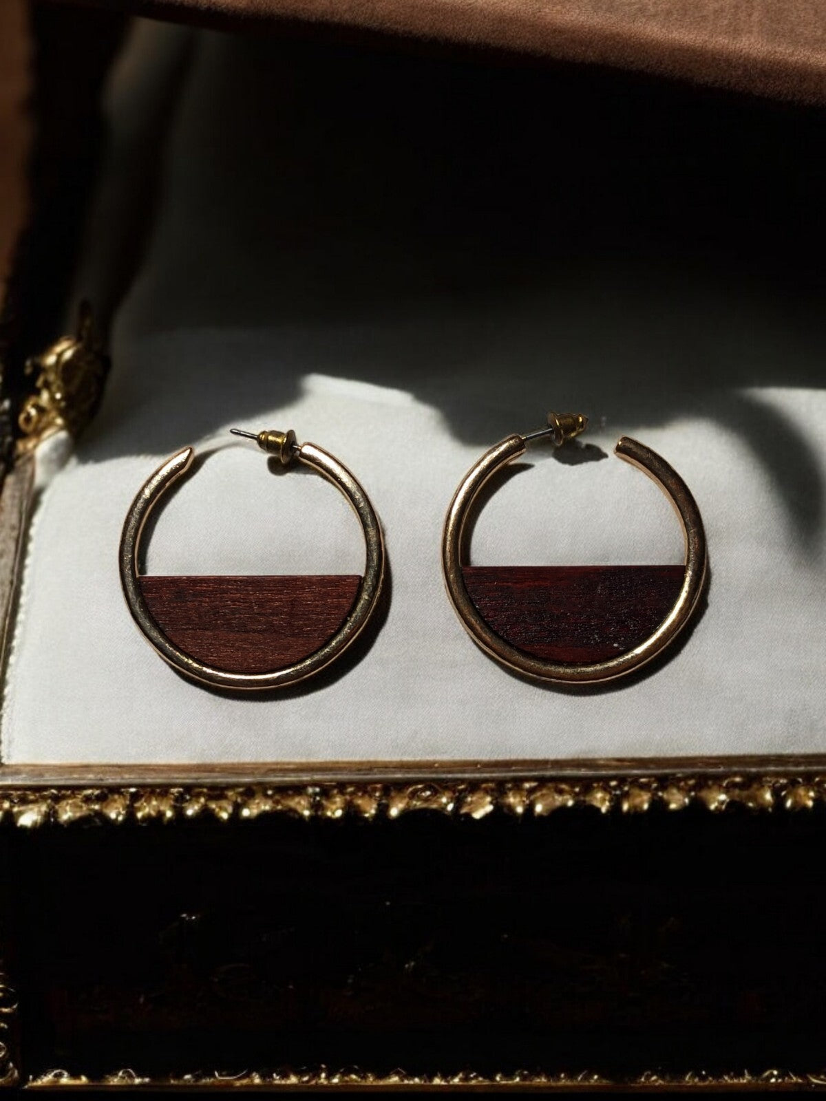 Boucles d?oreilles créoles vintage dorées cercle bois années 70/90 fantaisie