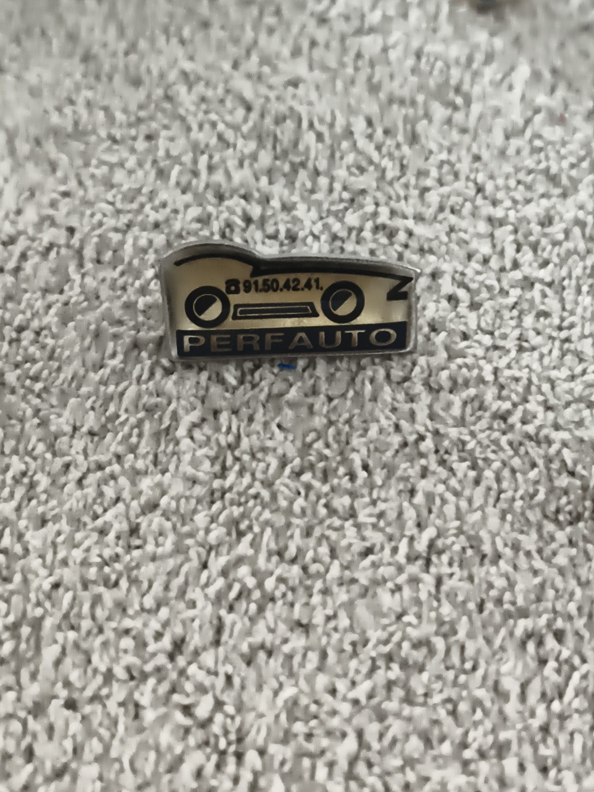 Pin's vintage PERFAUTO voiture silhouette noire, badge auto publicitaire (Ref 8)