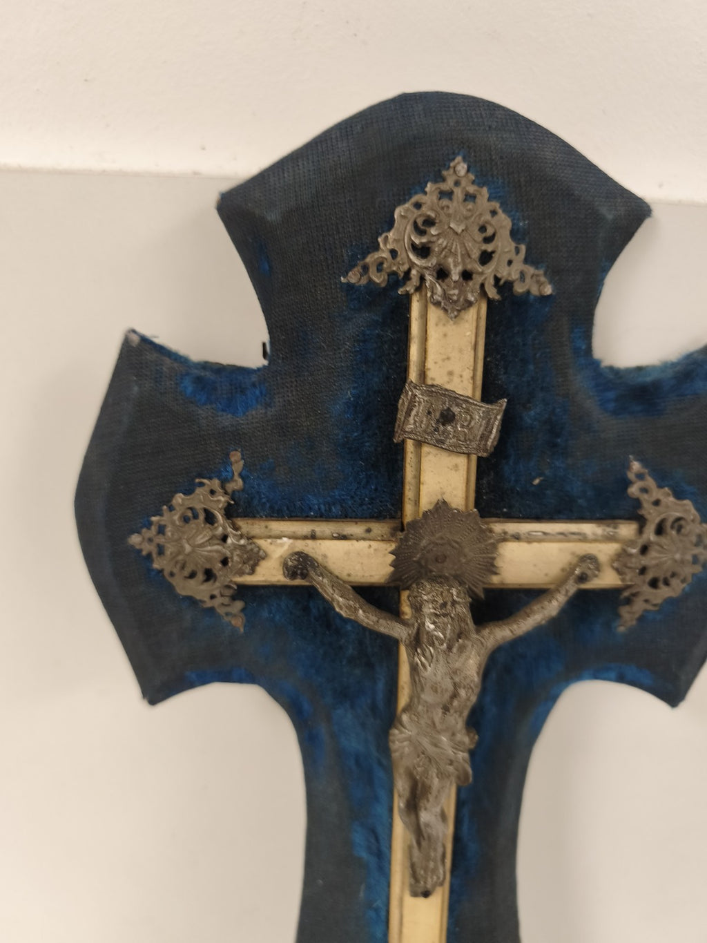 Ancien bénitier Art Nouveau croix murale bleu décor laiton Christ religieux