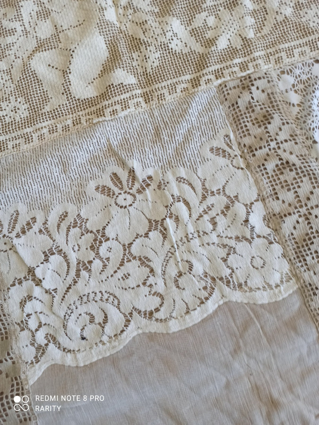 Tapis brodé dentelle motifs anges religieux XIXe décor floral 210x190 cm