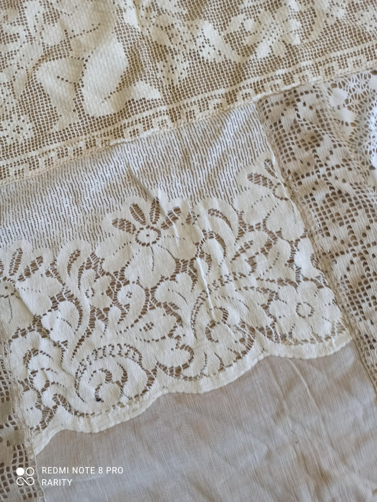 Tapis brodé dentelle motifs anges religieux XIXe décor floral 210x190 cm