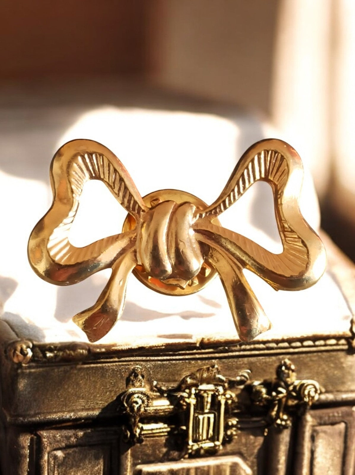 Broche vintage nœud doré, finition brillante, pin's rétro élégant