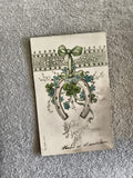 CPA ancienne Bonne fête fer à cheval trèfle fleurs ruban vert illustration