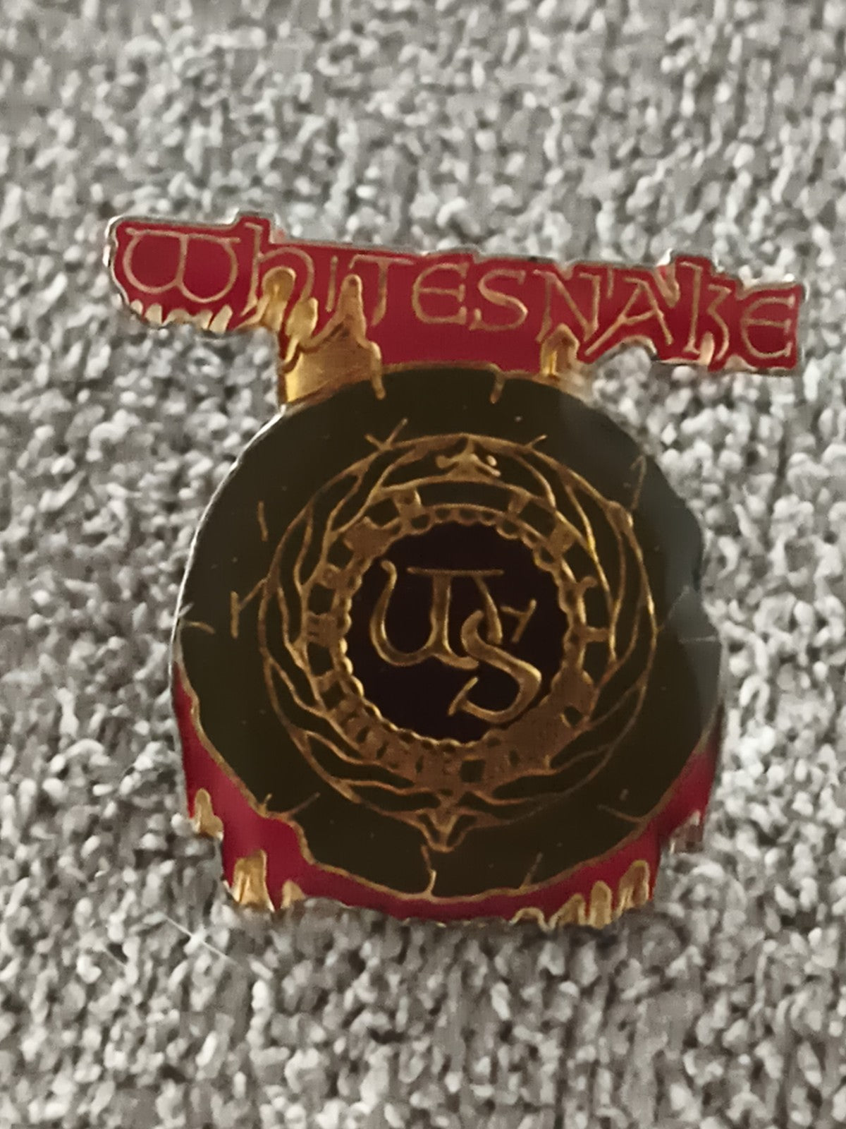 Pin's Whitesnake logo métal émaillé rock hard US (Ref 20) badge broche