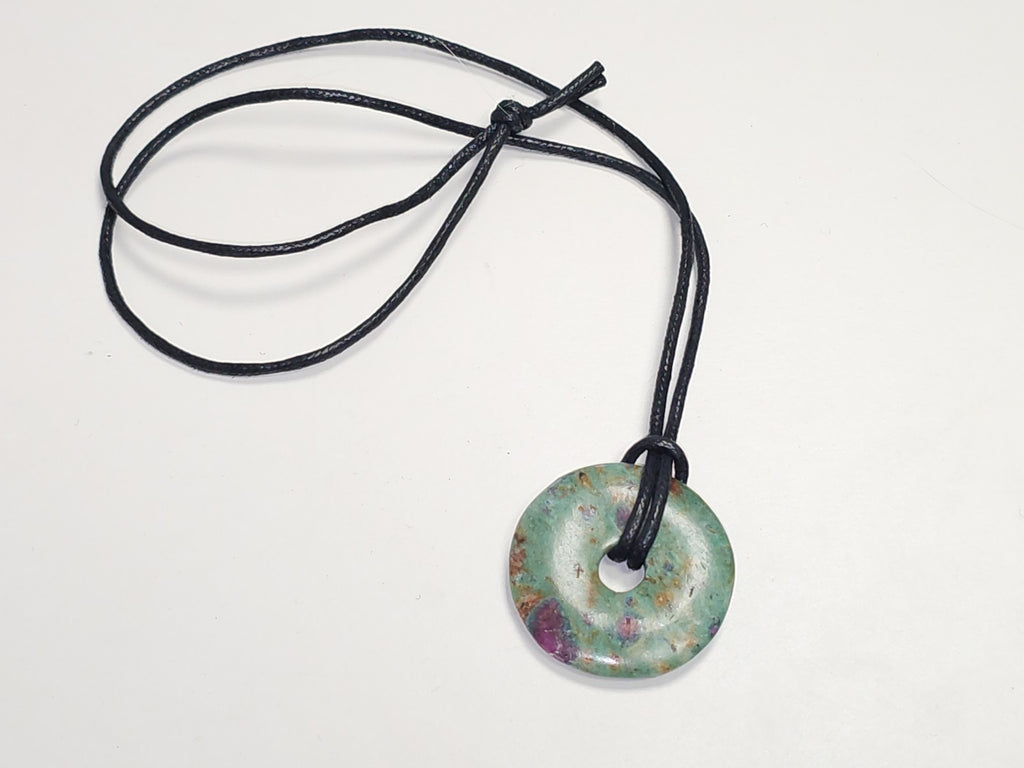 Collier pendentif beignet rubis sur fuchsite pierre naturelle bijou élégant femm