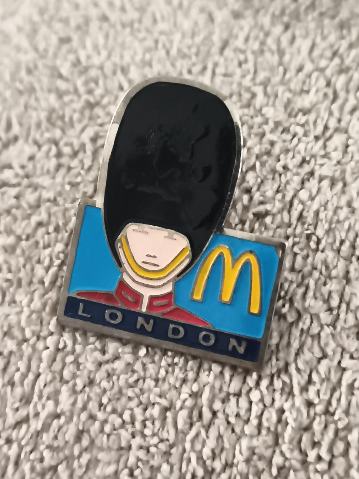 Pin's vintage McDonald's London garde royale émaillé badge ancien UK (Ref 4)