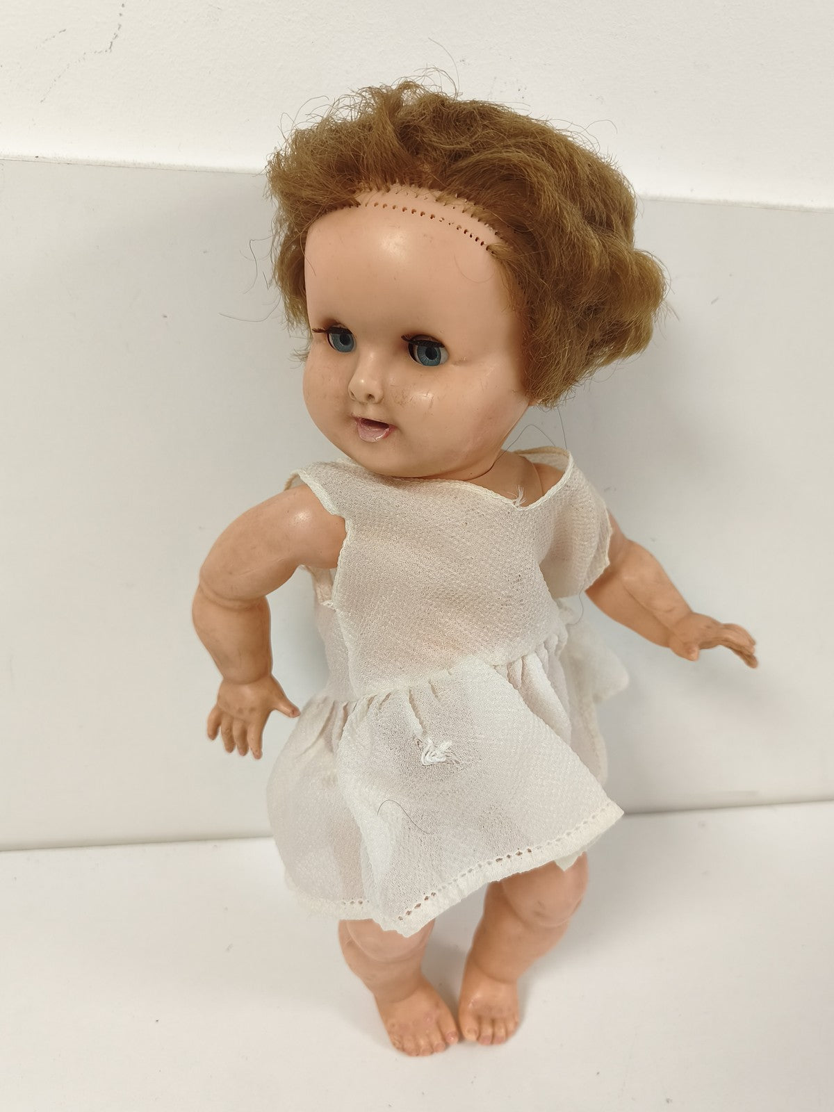 Ancienne poupée Clodrey, vinyle, yeux bleus dormeurs, robe blanche