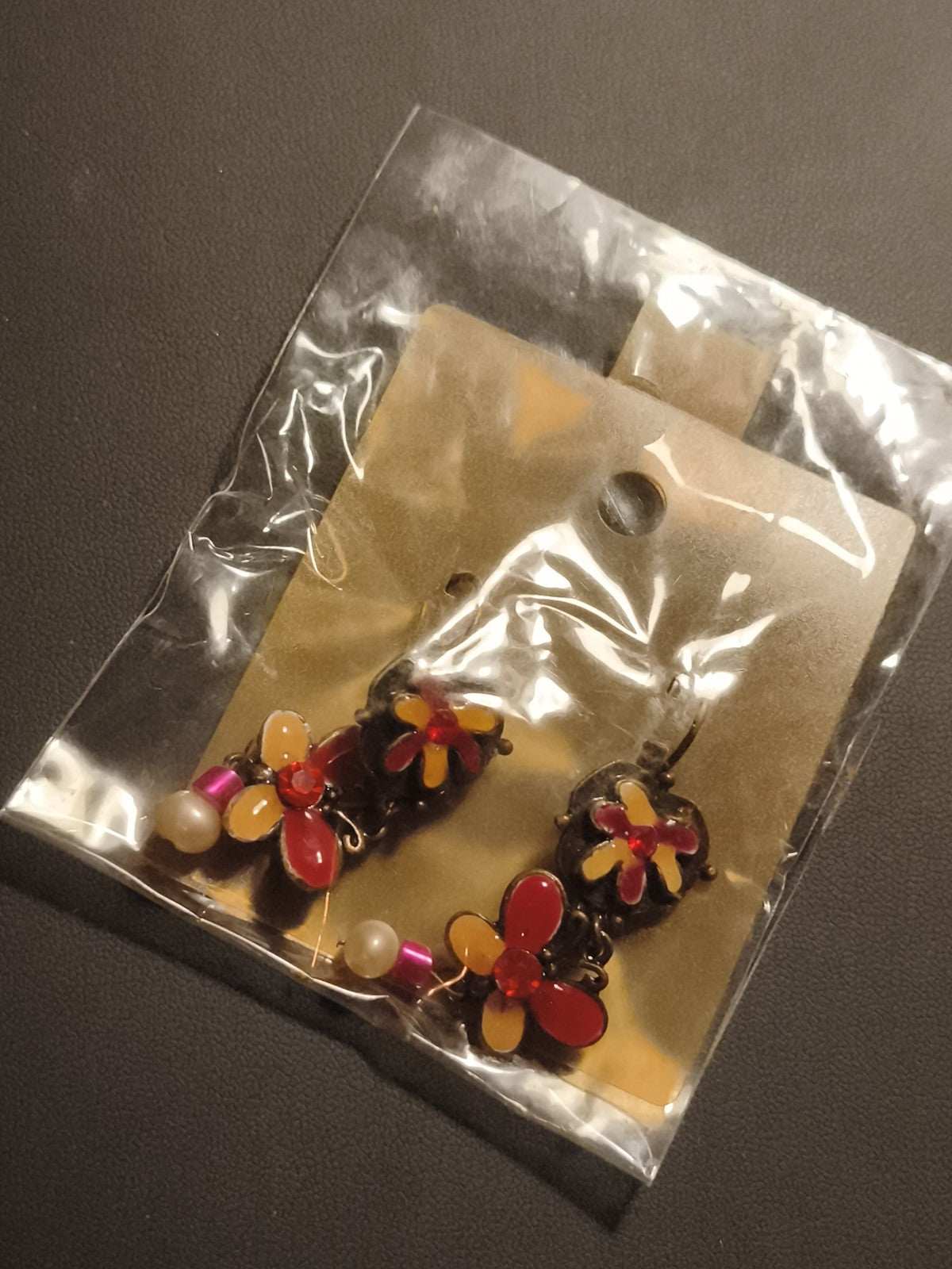 Boucles d’oreilles vintage fleurs émail rouge jaune, deadstock, perles rétro