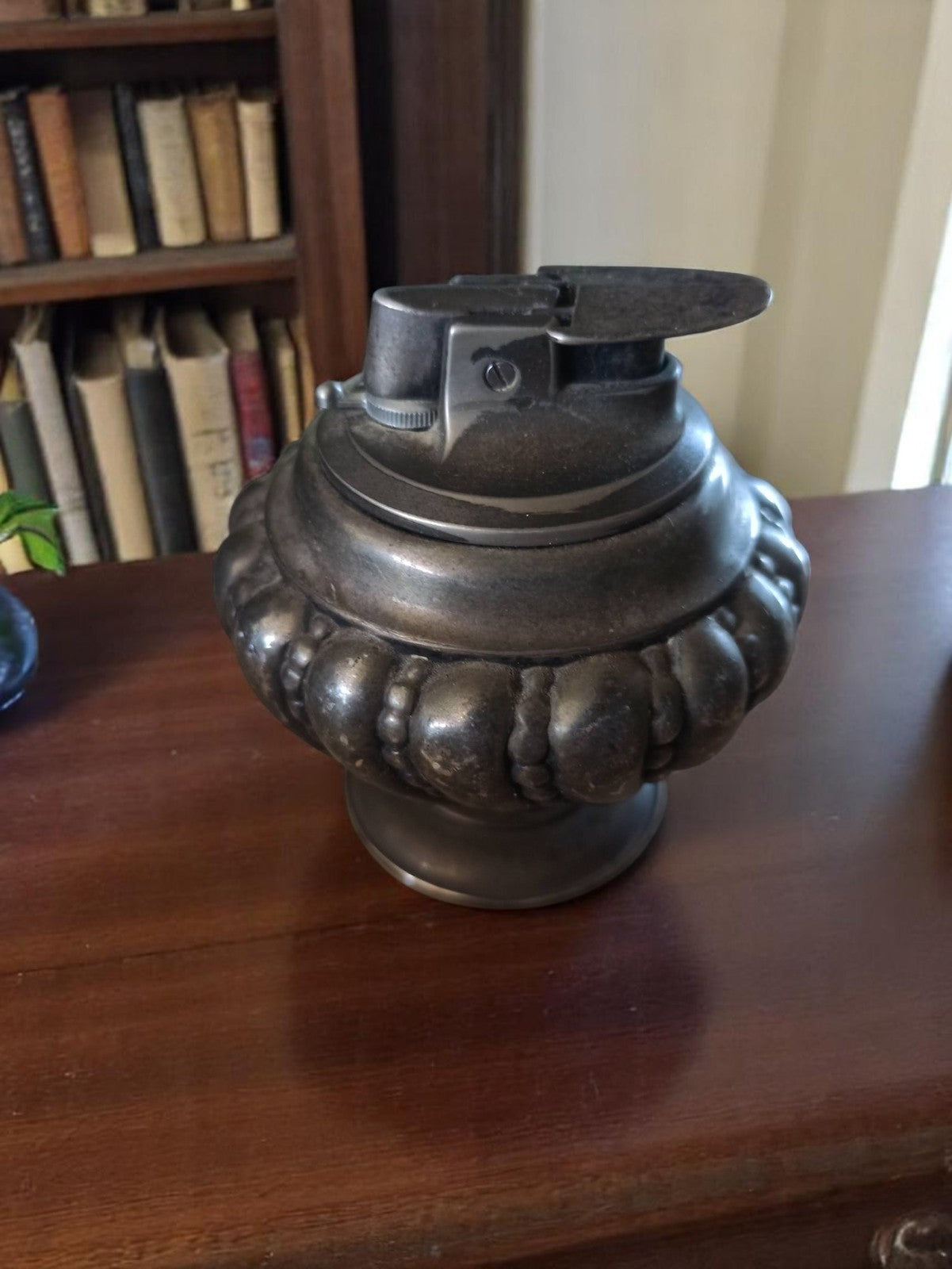 Briquet de table vintage en métal patiné, forme balustre, années 60/70
