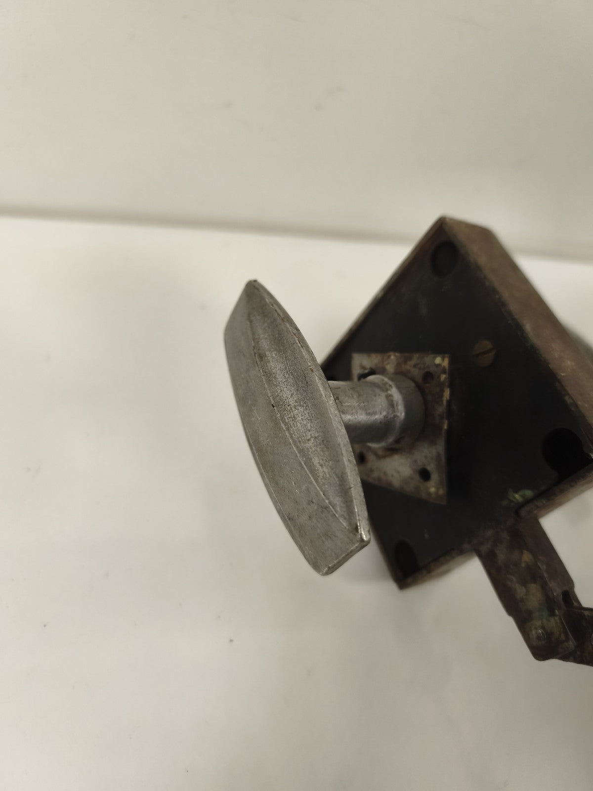 Ancienne poignée serrure de porte en métal, patine d?origine, pièce vintage